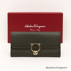 Salvatore Ferragamo Dark Green Leather Clutch w Gold Accent w Box ❤️💚
Beautiful